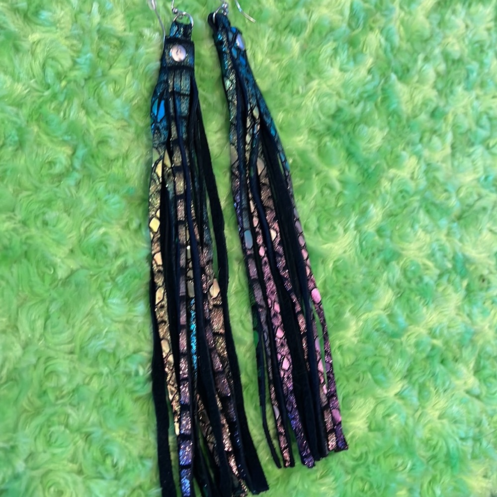 Shiny green purple fringe leather earrings - Picture 3 of 8
